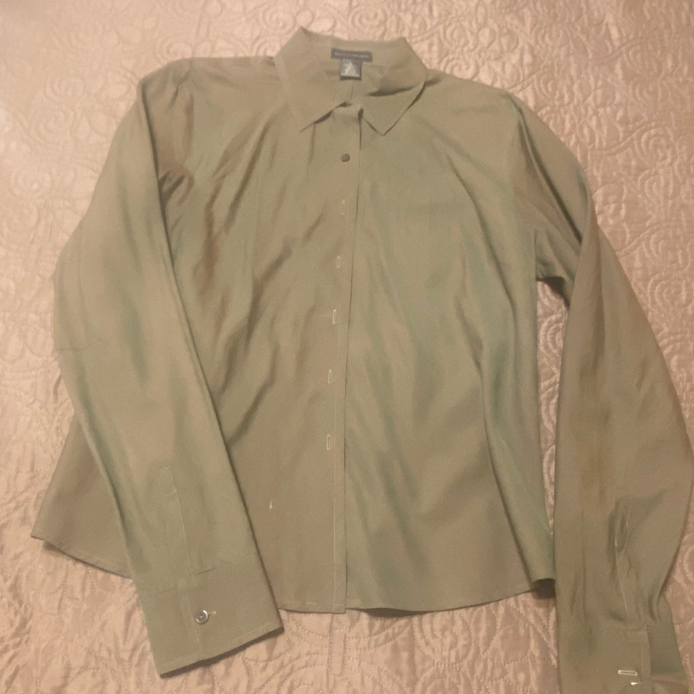 Women’s Banana Republic Dress Shirt Large olive green stripe EUC missing button